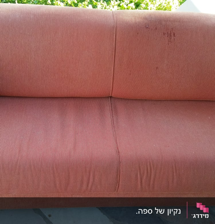 ספה חומה עם כתמים על המושב והמשענת